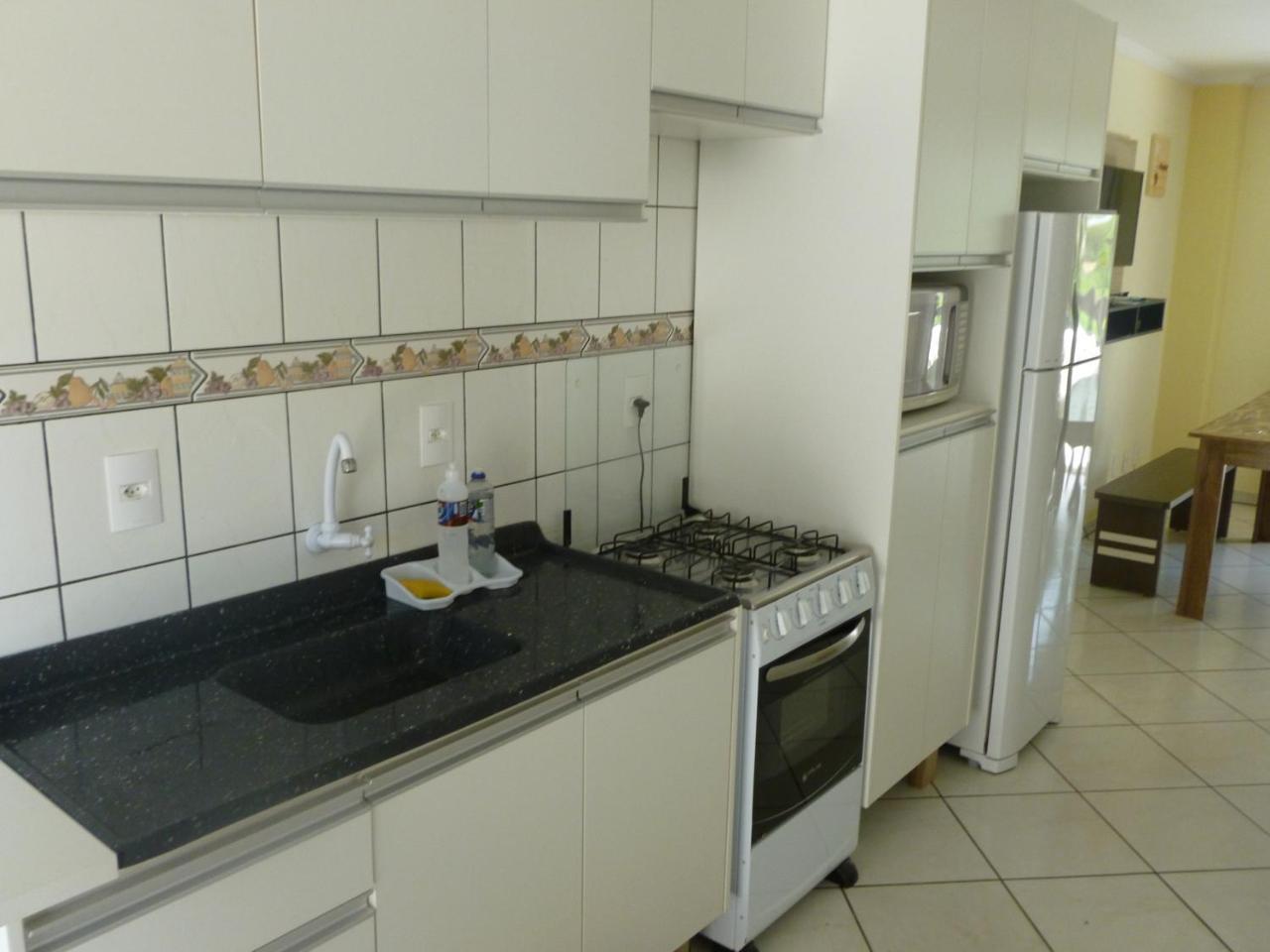 Apartamento 12 - Bombinhas - 200 Metros Da Praia Eksteriør billede